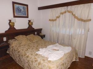 Een bed of bedden in een kamer bij Hotel Alemán