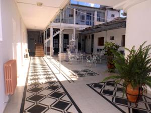 um pátio de um edifício com azulejos pretos e brancos em Hotel Alemán em Gualeguaychú