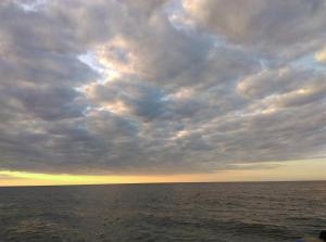 un ciel nuageux sur l'océan au coucher du soleil dans l'établissement Gosciniec Stegna, à Stegna