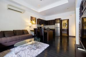 a living room with a couch and a glass table at VIEW TALAY VILLAs POOL 60, JOMTIEN BEACH, PATTAYA in Jomtien Beach