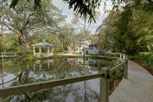 a house in the middle of a pond at The Grey Owl Inn in Saint Simons Island