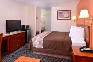Un pat sau paturi într-o cameră la Americas Best Value Inn Sullivan