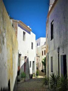 an alley in a town with white buildings at Casa do Sal in Albufeira