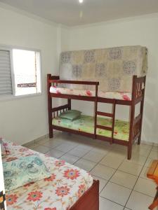 a bedroom with two bunk beds in a room at Apartamento Mongaguá Pé na areia - 74 in Mongaguá