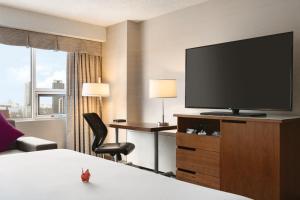 โทรทัศน์และ/หรือระบบความบันเทิงของ Coast Edmonton Plaza Hotel by APA