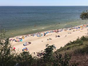 plaża z wieloma osobami w wodzie w obiekcie Róża Wiatrów we Władysławowie