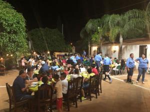 una folla di persone sedute ai tavoli a una festa di Le Quattro Sorelle a Saline Joniche