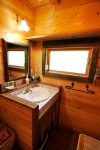 ein Badezimmer mit einer großen Badewanne in einer Holzhütte in der Unterkunft YU・CABIN in Inawashiro