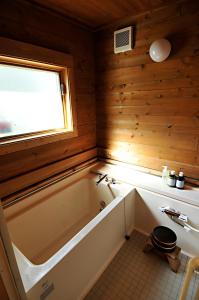 Un baño de YU・CABIN 15 fotos más