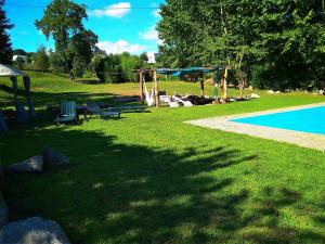 um parque com um parque infantil e um baloiço em Village Minhoure em Felgueiras