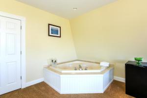 a white bath tub in a room with at Payne's Harbor View Inn in New Shoreham +68 photos