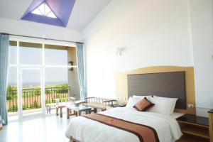 A bed or beds in a room at Coral B&B
