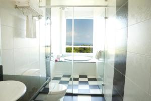 A bathroom at Coral B&B