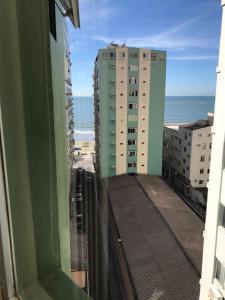 - un balcon offrant une vue sur l'océan dans l'établissement Apto 1 quarto em BC, vista mar, ar condicionado split no quarto e na sala, à Balneário Camboriú