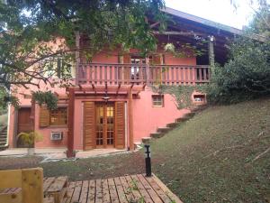 een roze huis met een trap ervoor bij Recanto Pôr do Sol in Campo Limpo