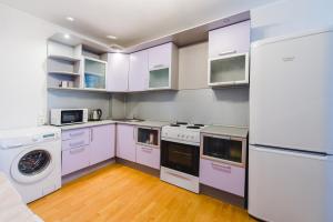 チタにあるDekabrist apartment at Babushkina 32bのキッチン(白い家電製品、紫色のキャビネット付)
