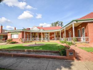旺加拉塔的住宿－Billabong Wangaratta，一座带庭院的红砖房子