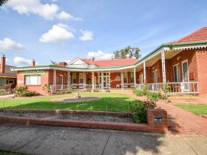 a red brick house with a yard at Billabong Wangaratta in Wangaratta
