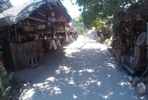 El barrio en el que está el resort o un barrio cercano