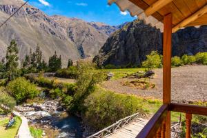 desde un porche con vistas al río y a las montañas en Peru Quechua's Lodge Ollantaytambo, en Ollantaytambo