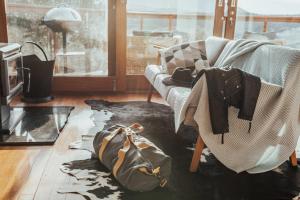 sala de estar con sofá y bolsa en el suelo en Kangaroo Ridge Retreat, en Healesville 15 fotos más