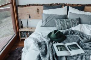 una cama con sombrero y un libro sobre ella en Kangaroo Ridge Retreat, en Healesville