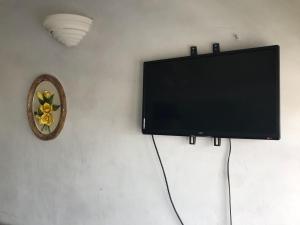 Televiisor ja/või meelelahutuskeskus majutusasutuses Coco Mar Oceanview Studios
