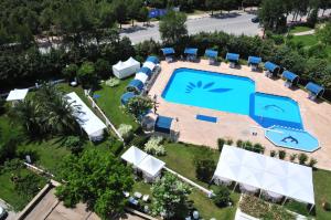 vista sulla piscina del resort di Buyuk Saruhan Hotel a Manisa