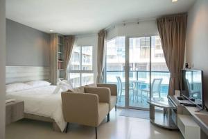 Μια τηλεόραση ή/και κέντρο ψυχαγωγίας στο Grand Blue Condominium By Aproperty