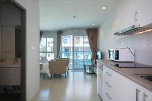 Η κουζίνα ή μικρή κουζίνα στο Grand Blue Condominium By Aproperty