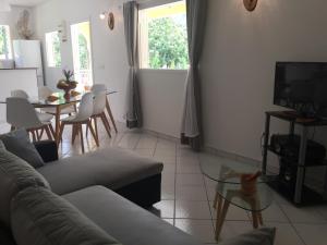 a living room with a couch and a table at Ô Fil de l'Eau in Pointe-Noire