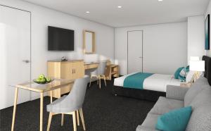 Habitación de hotel con cama y escritorio en Ensenada Motor Inn and Suites en Adelaida