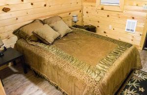 Postel nebo postele na pokoji v ubytování Zion’s Cozy Cabin's