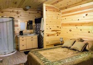 En eller flere senger på et rom på Zion’s Cozy Cabin's