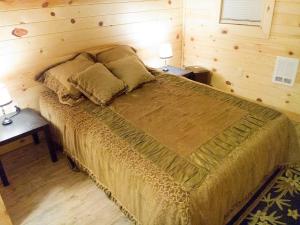 Postel nebo postele na pokoji v ubytování Zion’s Cozy Cabin's