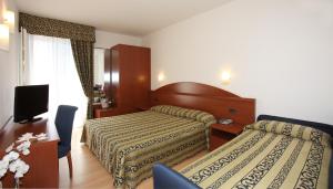 Un pat sau paturi într-o cameră la Hotel Santiago