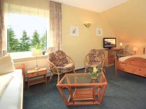 TV a/nebo společenská místnost v ubytování Hotel-Café Kampe