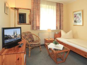 TV a/nebo společenská místnost v ubytování Hotel-Café Kampe