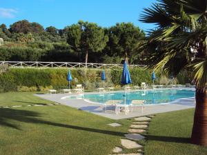 The swimming pool at or close to Il Giardino Sul Mare