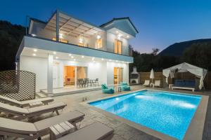 Bazén v ubytování Maridenia Villa - Family Escape with Private Pool, by ZanteWize nebo v jeho okolí