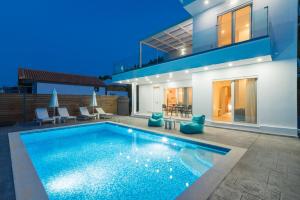 Bazén v ubytování Maridenia Villa - Family Escape with Private Pool, by ZanteWize nebo v jeho okolí