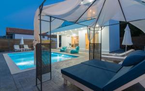 Bazén v ubytování Maridenia Villa - Family Escape with Private Pool, by ZanteWize nebo v jeho okolí