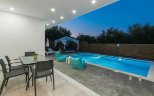 Bazén v ubytování Maridenia Villa - Family Escape with Private Pool, by ZanteWize nebo v jeho okolí