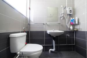 a bathroom with a toilet and a sink at Hin Loi Guesthouse in Kota Kinabalu +31 photos