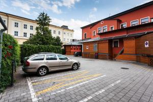 samochód zaparkowany na parkingu obok budynków w obiekcie Penzion Pohoda w Trutnovie
