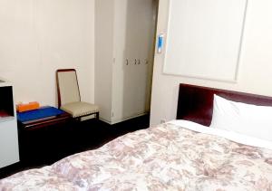 Postel nebo postele na pokoji v ubytování Royal Inn Shinyamaguchi Ekimae