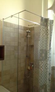 y baño con ducha y cortina de ducha. en Casa Francesca Torre Saracena, en Dolcedo