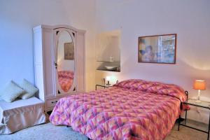 a bedroom with a large bed and a mirror at Casa Francesca Torre Saracena in Dolcedo