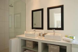 La salle de bains est pourvue de 2 lavabos et d'un miroir. dans l'établissement Camberley Wines - Luxury Accommodation, à Stellenbosch
