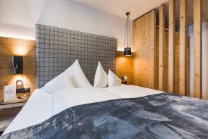 Postel nebo postele na pokoji v ubytování Hotel Vier Jahreszeiten